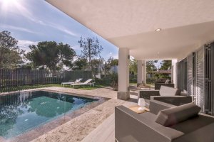 großer eigener pool auf der terrasse einer garden pool suite im wunderschönen 7 pines hotel auf ibiza
