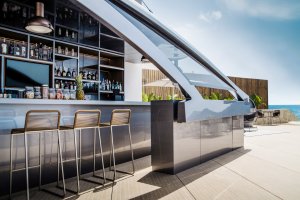 helle und moderne terrasse mit futuristischer bar die einer luxusyacht gleicht im 7 pines hotel auf ibiza