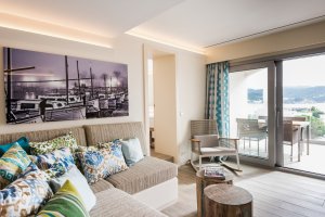 großer und gemütlicher wohnraum einer suite im 7 pines hotel auf ibiza mit blick auf das meer und die große terrasse
