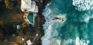 atemberaubender blick aus der vogelperspektive auf die luxuriöse cliff villa des Alfajiri Villas hotel am diani beach in kenia