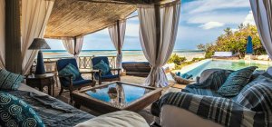 private terrasse mit pool im alfajiri villas in afrika kenia diani beach
