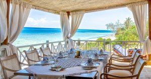 überdachte terrasse mit großzügigem esstisch mit blick auf den indischen ozean der cliff villa des Alfajiri Villas hotel in kenia