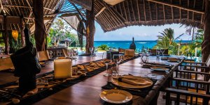 gedeckte tafel im restaurant des Alfajiri Villas hotel in kenia mit atemberaubendem meerblick