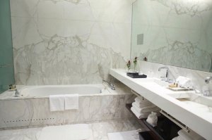 luxuriöses badezimmer aus hellem marmor mit großer badewanne und elegantem waschtisch mit großem spiegel in der royal suite des Algodon Mansion hotel in argentinien