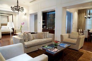 eleganter wohnraum mit gemütlichen sesseln und luxuriösem kronleuchter in der royal suite des Algodon Mansion hotel in argentinien