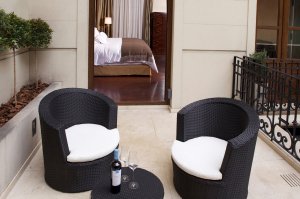 großzügige terrasse der ambassadeur suite des Algodon Mansion hotel in argentinien mit gemütlichen sesseln 