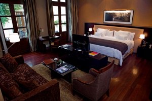 elegantes schlafzimmer der ambassadeur suite mit großem doppelzimmer elegantem schreibtisch und großen fenstern