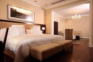 elegantes doppelbett mit heller daunenbettwäsche in der imperial suite des Algodon Mansion hotel in argentinien