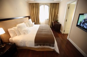 helles elegantes schlafzimmer mit großem doppelbett in der recoleta suite des Algodon Mansion hotel in argentinien