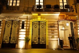 elegante aussenfasade des Algodon Mansion hotel in buenos aires bei nacht