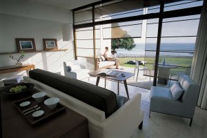 offen und heller wohnbereich mit glaswand und grosser terrassentür im designer in paphos auf zypern in europa