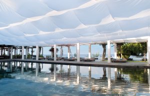 reflektierender sauberer und überdachter aussen pool mit meerblick im designer in paphos auf zypern in europa
