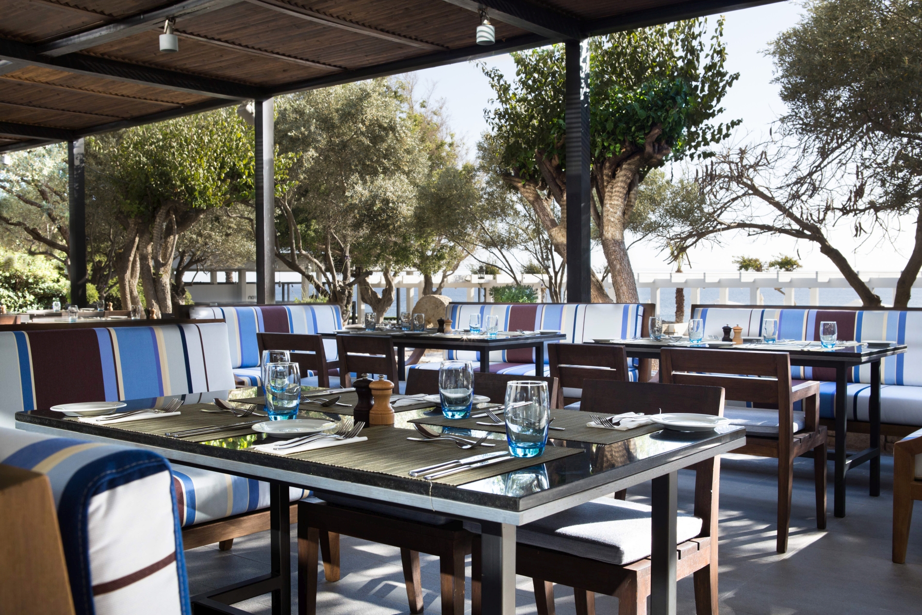 elegant gedeckter tisch im aussen restaurant überdacht im designer in paphos auf zypern in europa