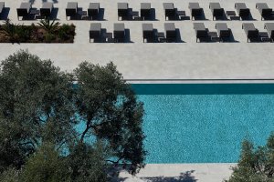 obenansicht kristall klarer hell blauer pool im designer in paphos auf zypern in europa
