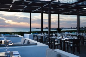 restaurant am abend bei sonnen untergang mit meerblick im designer in paphos auf zypern in europa