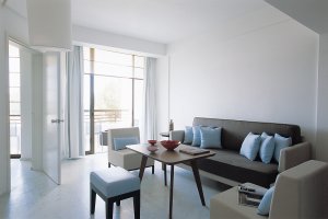 grosses weisses wohn zimmer mit viel licht und eleganten möbeln im designer in paphos auf zypern in europa