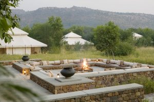 entspannen Sie sich am Outdoor Fireplace des Aman-i-Khas Resort, Ranthambore Nationalpark, Indien 