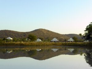 Blick auf die Zelte des Aman-i-Khas Resort, Ranthambore Nationalpark, Indien 