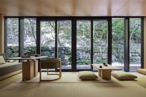 esstisch mit ausblick auf die natur im aman luxus resort hotel kyoto japan