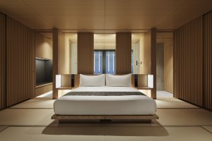 modernes schlafzimmer mit viel holz im aman luxus resort hotel kyoto japan