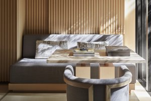 gemütliche sitzecke mit ausblick im aman luxus hotel resort ryokan kyoto japan