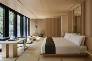 luxus schlafzimmer mit ausblick auf die natur im aman luxus resort kyoto japan