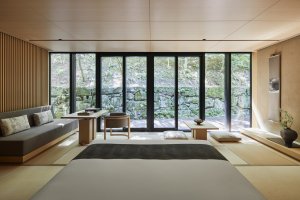 gemütliches bett mit ausblick auf die natur im aman luxus resort kyoto japan