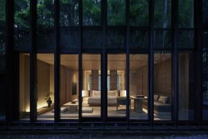 modernes zimmer mit ausblick auf die natur im aman luxus resort hotel kyoto japan