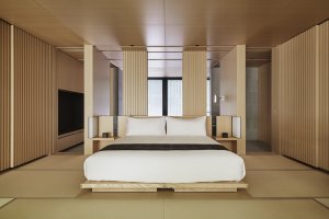 schlichtes holz schlafzimmer mit edlen materialen im aman luxus resort hotel kyoto japan