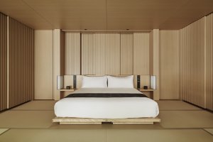 modernes bett mit holzmöbel im aman luxus hotel resort ryokan kyoto japan
