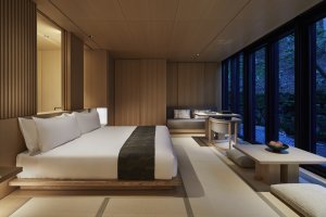 stilvolles schlafzimmer mit ausblick auf die natur im aman luxus hotel resort ryokan kyoto japan