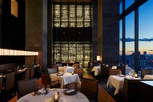 romantische abendstimmung im arva restaurant im luxus hotel aman tokyo japan