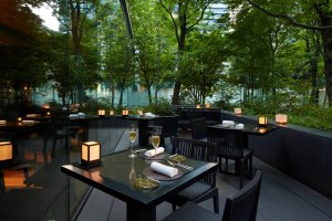 gemütliches cafe draussen in der natur im luxus hotel aman tokyo japan
