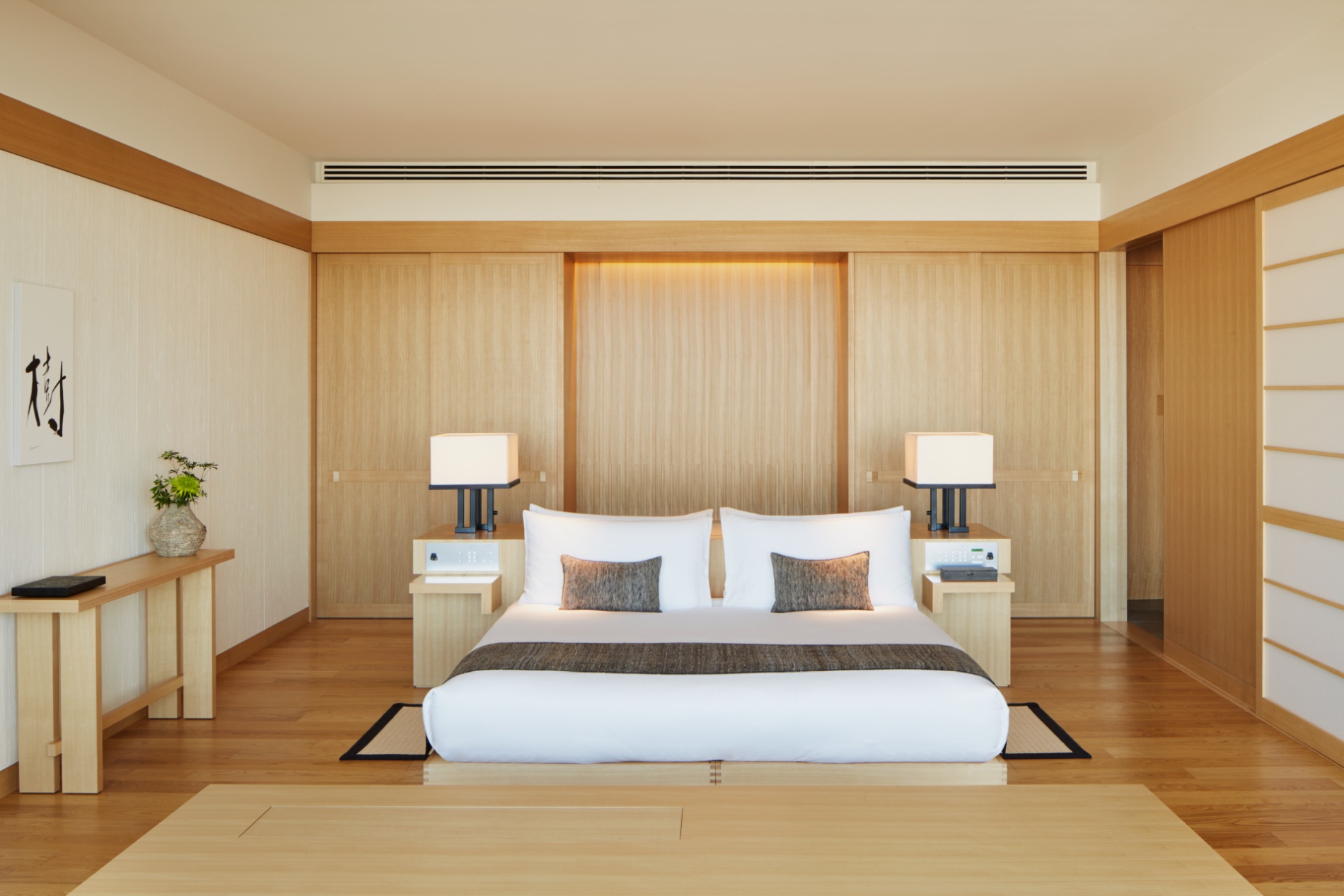 luxuriöses schlafzimmer im aman luxus hotel in tokio japan 