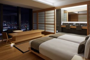 romantischer ausblick auf die stadt tokio im luxushotel aman tokyo japan