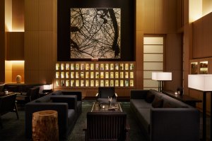 entspannte lounge im luxus hotel aman tokyo japan