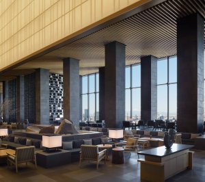 grosse lounge mit ausblick im luxus hotel aman tokyo japan