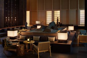 gemütliche und feine lobby im luxushotel aman tokio resort japan