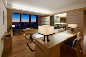 stilvolles zimmer mit ausblick im luxushotel aman tokio in japan