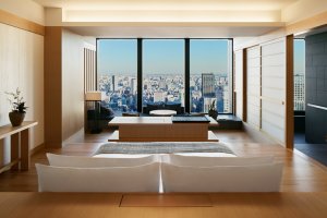 traumhafte luxus suite mit ausblick auf tokio stadt im luxushotel aman tokyo