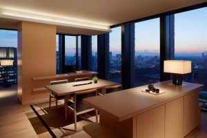 elegantes esszimmer mit ausblick auf tokio im luxus hotel aman tokyo japan