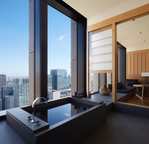 grosse badewanne mit ausblick auf tokio stadt im luxushotel aman tokyo