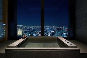 romantische badewanne mit ausblick im luxus hotel aman tokyo japan