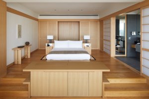 elegantes luxus schlafzimmer  im luxus hotel aman tokyo japan