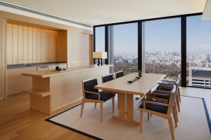 grosses esszimmer mit ausblick in einer suite im luxus hotel aman tokyo japan