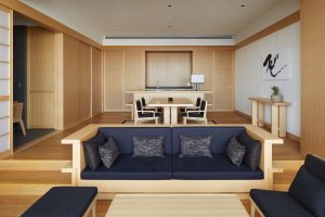 elegantes wohnzimmer im luxus hotel aman tokyo japan