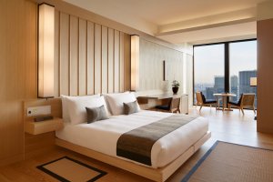 edles schlafzimmer aus holz mit traumhaften ausblick im luxus hotel aman tokyo japan