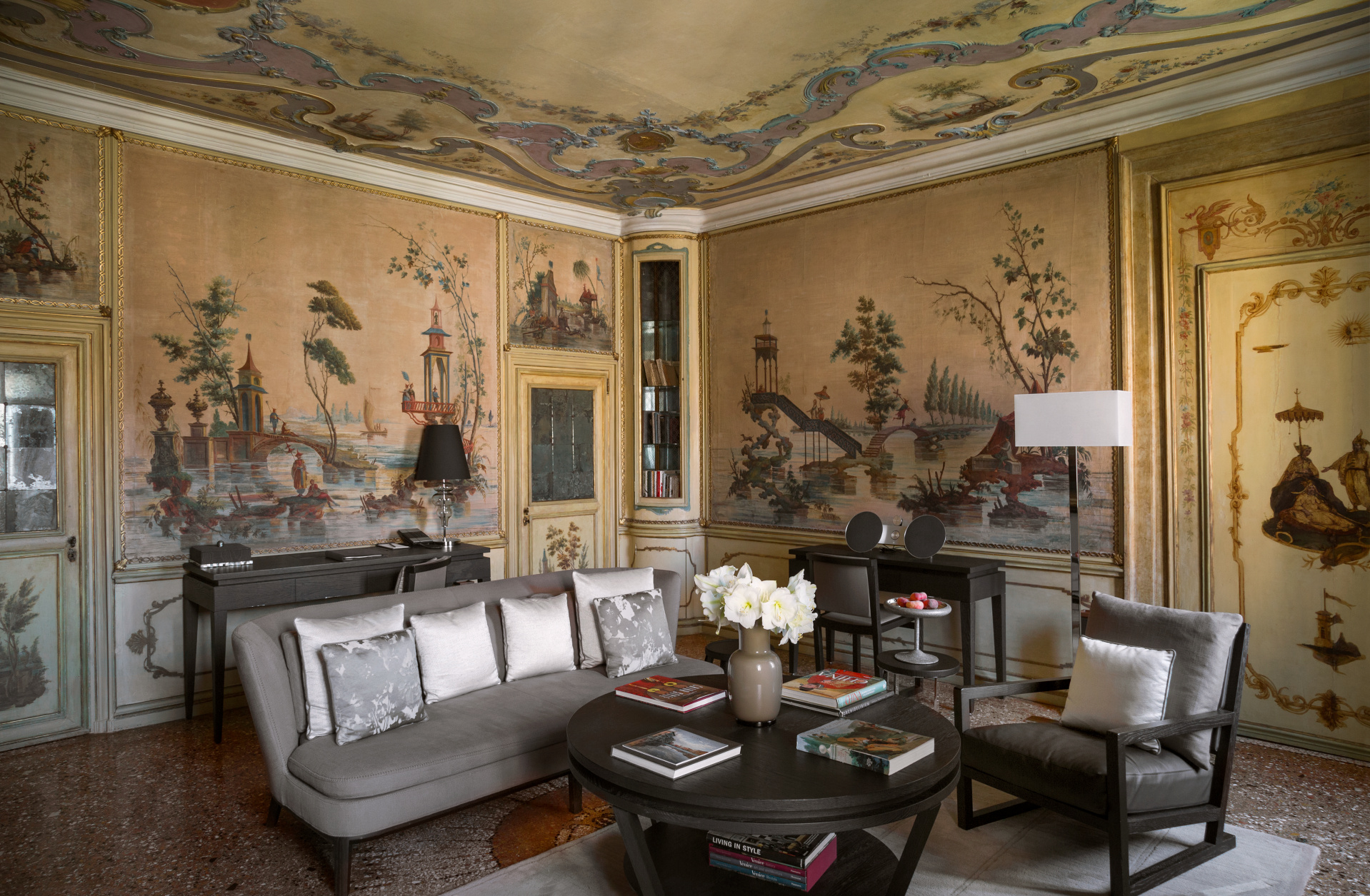 luxus tiepolo suite mit couch im luxus hotel aman venedig italien
