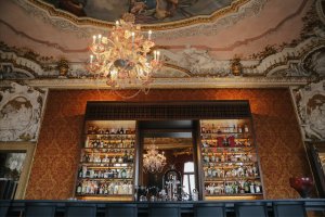 gemütliche bar im luxus hotel aman venice venedig italien
