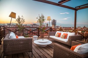 romantische terrasse und sonnenuntergang im luxus hotel aman resort venedig italien